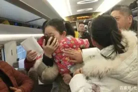 2个月女婴火车上哭闹，爸爸慌乱，妈妈气到炸，带娃出门要注意图片