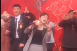 抖音丈母娘主持 一夜之间火爆全城图片