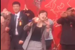 抖音丈母娘主持 一夜之间火爆全城图片
