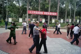 67岁老头腹泻发热，被确诊为艾滋病，平时爱跟“女伴”跳广场舞图片