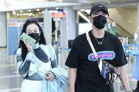 钟丽缇真放得开，“盔甲”内衣外穿太吸睛，张伦硕满身配饰变前卫图片