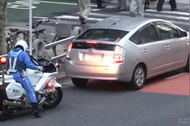 日本交警驾驶雅马哈FJR1300警用摩托车拦截闯红车车辆视频封面
