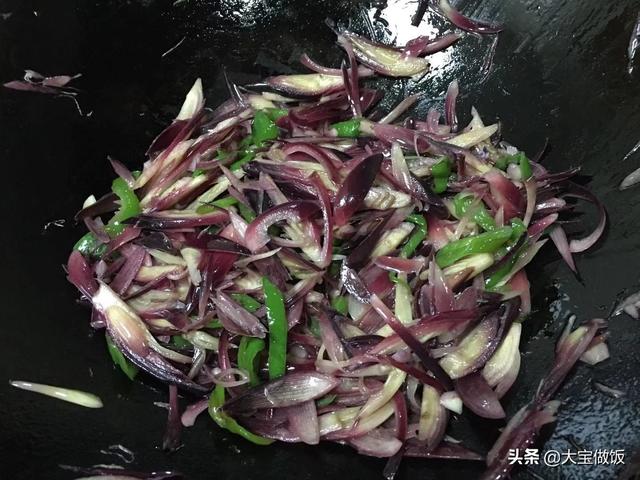 它在农村是个宝，在城市却鲜少见到，秋食正当令，和辣椒炒最味美