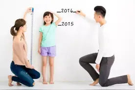 “短腿宝宝”火了，屁股下面是脚后跟，网友：童话故事里的小矮人图片