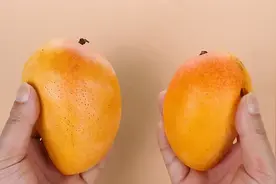 今天才知道，剥芒果这么简单，剥皮不脏手不流汁，这方法太棒了图片
