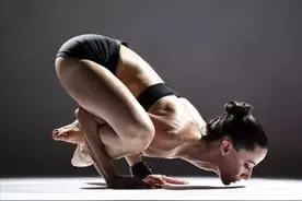 瑜伽乌鸦式经常练，那婴儿乌鸦式你练过吗？试试吧图片