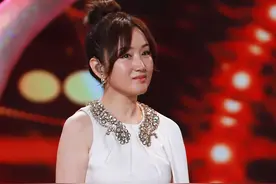 杨钰莹登场大秀少女感，但腰间小肚子好明显，网友：毕竟已经49图片