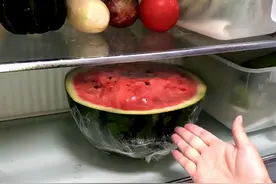 西瓜吃不完别再放冰箱，教你几个土方法，西瓜放7天都新鲜美味图片