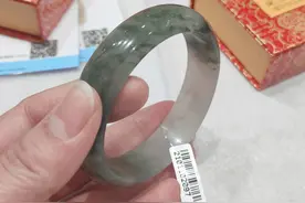 阿姨旅游回来，买了好多东西，拿过来帮她看看这个是不是翡翠？图片