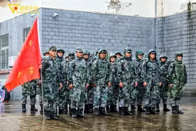 安徽巢湖支流遇险！军校120余名官兵驰援处置险情图片
