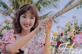 毛晓彤这百变姐姐，30岁了还不安分！生日穿碎花裙像18岁少女图片