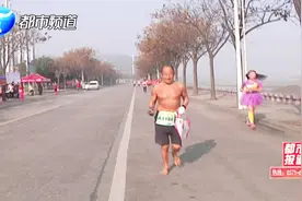 河南信阳：70岁大爷光脚跑马拉松，16年参加了121个全程马拉松！视频封面