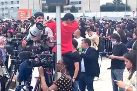 寒心！只有30名巴萨球迷为梅西送行，巴黎机场却有上千球迷迎接图片