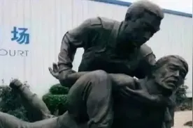 全校通知: 不准在雕塑上晒被子! 否则会把人笑死图片