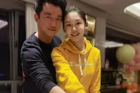 郑恺苗苗为女儿办百日宴！布置简朴不如普通家庭？苗苗上衣仅百元图片