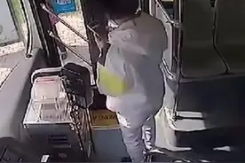 人民日报：女孩乘公交时突来例假，白色裤子被染红，司机的这一举动好暖图片