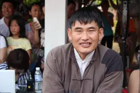 村民借钱不还，大衣哥家门又被踹：成明星后他为啥不离开村子？图片