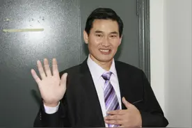 大衣哥带儿媳看新别墅，预估百万，四合院显气派，红木家具真奢华图片