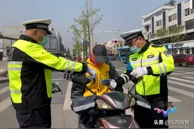 江苏扬州：给电动车上把“文明锁”，警方集中整治非机动车违法行为图片