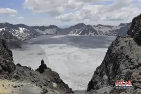 长白山天池冰面融化，碧水湛蓝图片