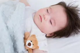 孩子的睡姿暗示不同性格？“投降式”睡姿代表什么？科学研究分享图片