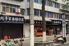 一条街商铺被集体换黑底白字招牌，引热议！新变化来了图片
