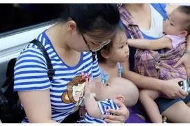 一宝妈在公交车上给宝宝喂奶，旁边男子暖心的举动，被全车人夸赞图片