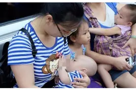 一宝妈在公交车上给宝宝喂奶，旁边男子暖心的举动，被全车人夸赞图片