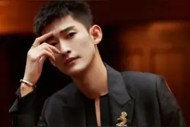 ​36岁张翰近照憔悴不少，现时尚活动纤瘦单薄，整个人瘦了一圈图片