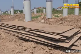 挖掘机司机在工地偷45万的钢板给老板！老板给一条烟作为报酬图片