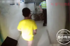 妈妈上夜班，爸爸打麻将，男孩半夜醒来后独自出了门图片