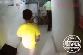 妈妈上夜班，爸爸打麻将，男孩半夜醒来后独自出了门图片