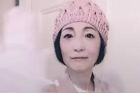 石榴姐范琼丹更新近态，穿粉色外套状态好，还是曾经那个"少年"图片