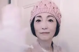 石榴姐范琼丹更新近态，穿粉色外套状态好，还是曾经那个"少年"图片