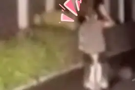 少年骑单车一路狂奔为消防员带路，这背影，真帅图片