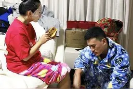 宝妈晒老公给自己洗脚，婆婆留言表不满，宝妈高情商回复获赞图片