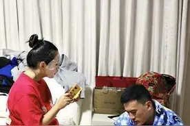 宝妈晒老公给自己洗脚，婆婆留言表不满，宝妈高情商回复获赞图片