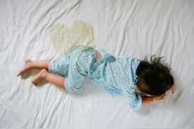 每个尿床的娃背后，都有个喊他起夜的奶奶，其实不喊反而没事图片