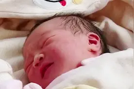 刘强东妹妹生第三胎时，因羊水栓塞去世，羊水栓塞该怎么预防？视频封面