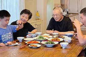 文怡姐家的“同款菜单”来喽！一睹男生宿舍的吃播现场图片