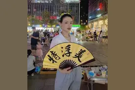 书法老师“摆地摊”走红网络，还帮人现场题字，网友：接地气图片