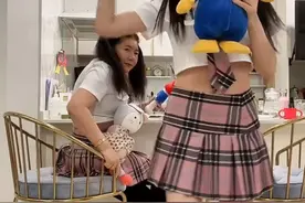 婆媳比美！咸素媛与婆婆穿同款短裙，两人身材差太多，被指太拼了图片