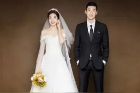 刚夺冠就大婚！恭喜2位女排姑娘，男友单膝下跪，球迷喊：亲一个图片
