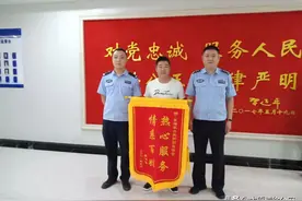 清徐县公安局东湖派出所民警暖心护送醉酒男子回家图片