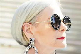 地铁上的年轻奶奶火了，抬头瞬间惊艳众人，网友：交出保养秘诀图片