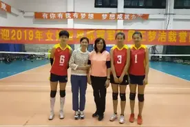 女排15岁三胞胎幸福！世界冠军师姐王梦洁返校看恩师 亲传成名绝技图片