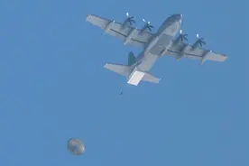 空中武器库，美军实验C130运输机发射导弹，性价比超过专业轰炸机图片