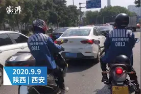 两男子网购囚服穿上街被拘图片