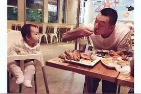 “鬼才爸爸”带娃火了，拿塑料袋装着孩子，还一边吃美食诱惑孩子图片