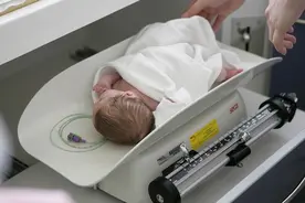 新生儿体重增长有规律，0-12个月标准各不相同，你家娃达标没？图片